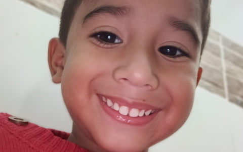 Alejandro no ha podido asistir a la escuela por los severos vómitos y malestares estomacales que le provocan la fibrosis quística