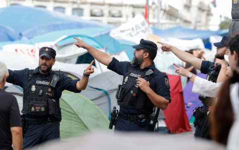 Efectivos policiales en la acampada en la Puerta del Sol este miércoles en Madrid.