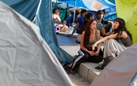 Un millar de manifestantes acampan en la Puerta del Sol de Madrid contra la crisis de la vivienda.