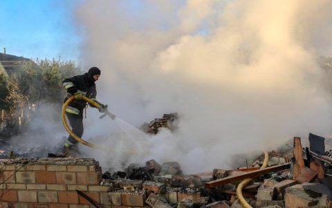 Equipos de rescate ucranianos trabajan entre los escombros de un edificio tras un ataque ruso en Vyshhorod, en la región de Kiev.