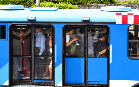 Durante las horas pico, las unidades de la Metrovía circulan con alta afluencia de pasajeros, quienes aseguran mantenerse alerta ante posibles robos.