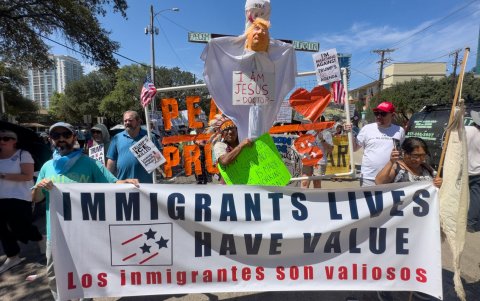 Protesta contra las políticas migratorias de Donald Trump en Dallas (Estados Unidos).