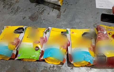 Policía descubre cocaína oculta en chocolate que iba de Quito hacia Países Bajos.