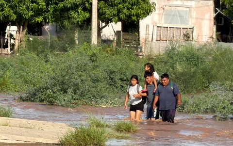 El colapso de un puente debido a la crecida de un arroyo dejó incomunicadas varias carreteras locales.