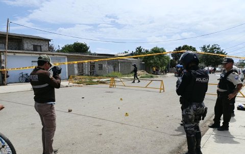 Agentes policiales en la inspección del área donde fueron atacados los estudiantes