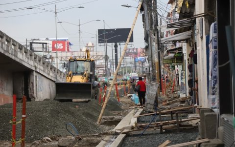 Comerciantes de la avenida Rodolfo Baquerizo Nazur aseguran que la prolongación de las obras ha reducido la llegada de clientes a sus negocios.