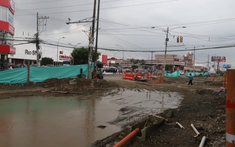 La intervención en la avenida Rodolfo Baquerizo Nazur ha obligado a modificar recorridos de buses y desviar el tránsito hacia calles cercanas.
