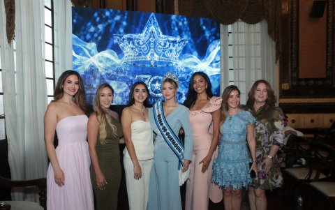 La actual Reina de Guayaquil con candidatas de años anteriores.