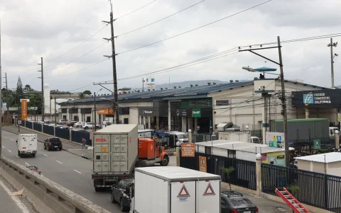 Industrias de la vía a Daule, en Guayaquil, operan en medio de las medidas para reducir la demanda nacional de electricidad.