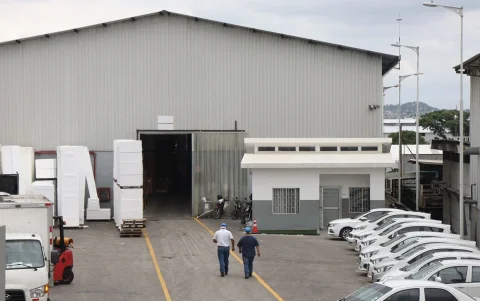 La vía a Daule concentra una importante actividad industrial de Guayaquil.