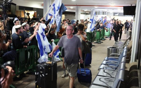 El primer ministro Benjamin Netanyahu acudió al aeropuerto Ben Gurión para recibir a los viajeros de Flydubai.