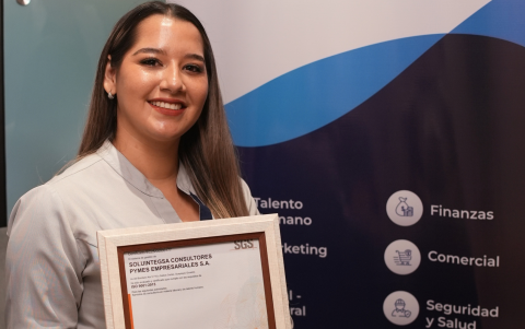 El certificado de su empresa, un proyecto impulsado hace 13 años para apoyar a cientos de familias.
