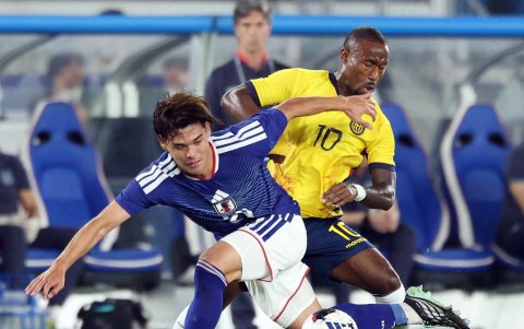 El japones Kaishu Sano (L) y Yeboah en la disputa del balón.