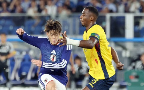 Yuito Suzuki de Japón y Willian Pacho de Ecuador en la Copa Kirin.