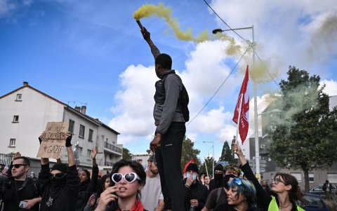 Estudiantes de secundaria protestan contra las condiciones educativas en Saint-Denis, al norte de París, Francia, el 1 de octubre de 2026.