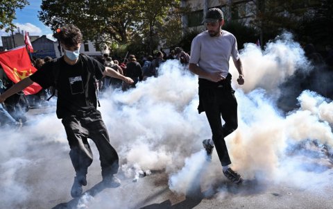 Se producen enfrentamientos entre la policía antidisturbios y manifestantes durante una protesta contra las condiciones educativas en París, Francia, el 1 de octubre de 2026.