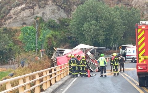 Un tráiler quedó volcado en la vía Quito-Cayambe, sector Puente de Guachalá, donde una persona falleció tras quedar atrapada dentro.