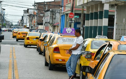 La fila de taxis en las pimeras horas del 1 de octubre de 2026 fue de unas 25 cuadras esperando que la gasolinera les despache gas.