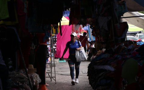 La Florida. La ropa, perchas y estructuras reducen el espacio disponible para los peatones en la avenida Eduardo Solá Franco.