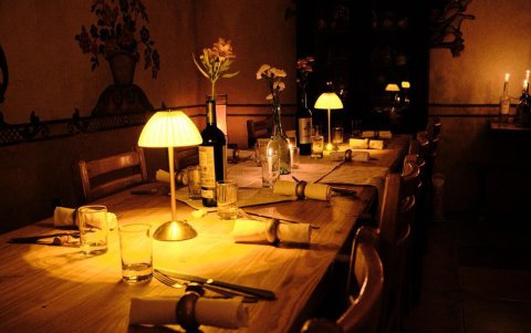 El restaurante también cuenta con espacios internos, con la luz de candelabros dando ese toque de antigüedad.