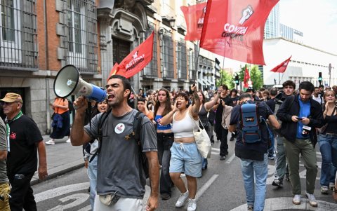 Manifestantes regresan a la Puerta del Sol desde el Congreso de los Diputados tras la votación de los dos decretos sobre vivienda.