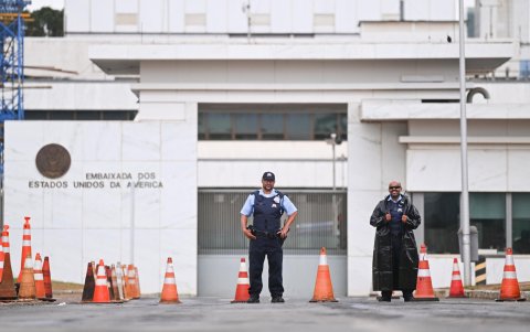 Integrantes de seguridad privada custodian la Embajada de Estados Unidos este viernes, en Brasilia (Brasil)