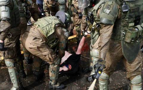 Carabineros dispersó con cañones de agua la manifestación estudiantil en la Alameda de Santiago.