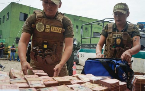 La Policía Boliviana incautó una ambulancia con maletines de dinero camuflados en Santa Cruz.