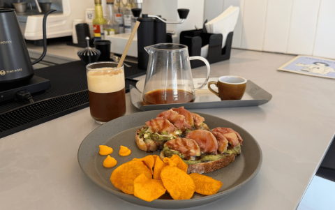 El concepto de Atmosférico gira en torno a crear un espacio relajado donde el café y la comida son protagonistas.