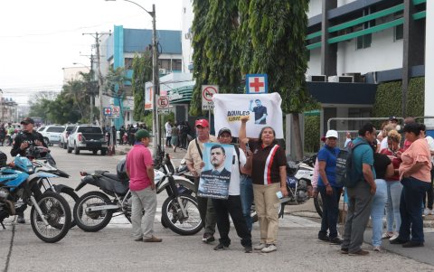 Simpatizantes y allegados de Aquiles Álvarez se concentran en los exteriores de la clínica Alcívar, en Guayaquil.
