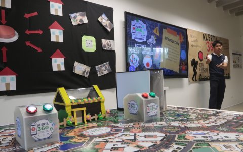 Estudiantes presentan Alerta 360, un sistema que envía avisos comunitarios ante emergencias.