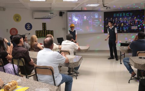Estudiantes ponen a prueba un simulador para enfrentar distintos escenarios de crisis energética.