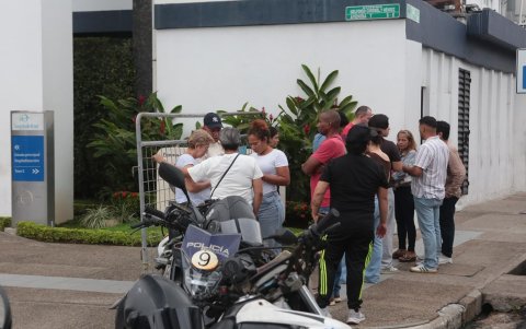 Simpatizantes de Aquiles Álvarez se reunieron en los exteriores de la clínica Alcívar, en el sur de Guayaquil, la tarde de este viernes 2 de octubre.