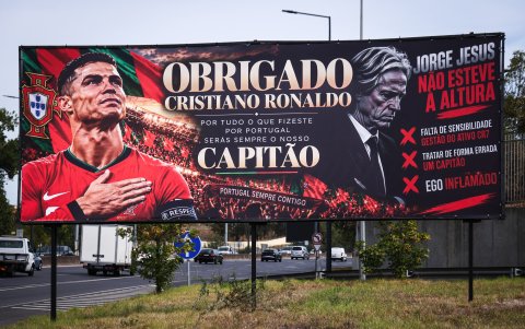 “Gracias, Cristiano”: las pancartas que defendieron a CR7 y cuestionaron a Jorge Jesús