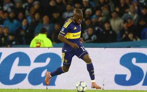 Enner Valencia ingresó en el segundo tiempo y recibió una impresionante ovación de los hinchas de Boca Juniors en La Bombonera.
