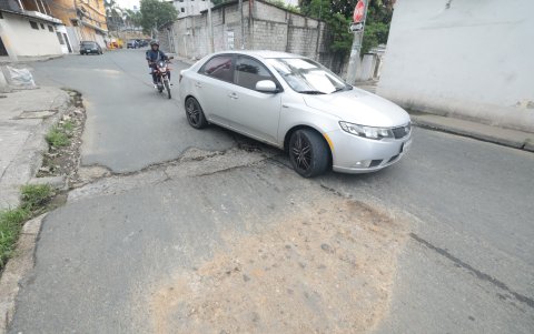 El desgaste del asfalto y los baches dificultan la circulación de vehículos por este tramo del norte de Guayaquil.