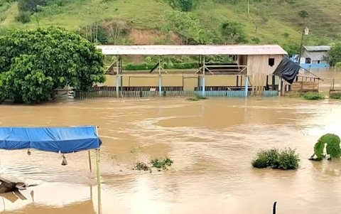 El desbordamiento del río Muisne afecta a las comunidades de Boca del Sucio, en la parroquia San Gregorio.