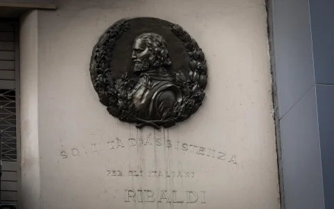 La fachada del edificio Garibaldi aún conserva las letras distintivas y el medallón que recuerdan sus orígenes y su vínculo con la comunidad italiana asentada en Guayaquil.