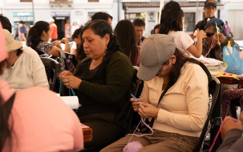 El taller Tejido y Memoria reúne a adultos mayores y otros habitantes del sector alrededor de lanas y agujas en plena Plaza del Teatro.