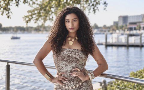 Con Diva, Aimee Miranda transforma una canción que nació como R&B en una salsa moderna tropical.