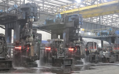 En el tren de laminación de Adelca, el calor y la presión convierten la chatarra reciclada en varillas sismorresistentes con Declaración Ambiental de Producto.