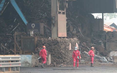 Operarios con chatarra en una planta de Adelca. Este material reciclado se convertirá en varilla sismorresistente.