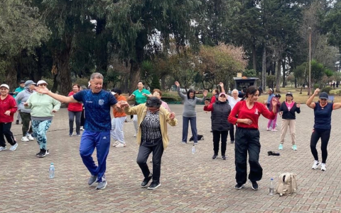 Actividades como clases de zumba o taichí, como las que brinda Alexis González, ayudan al bienestar de adultos mayores, en Quito.