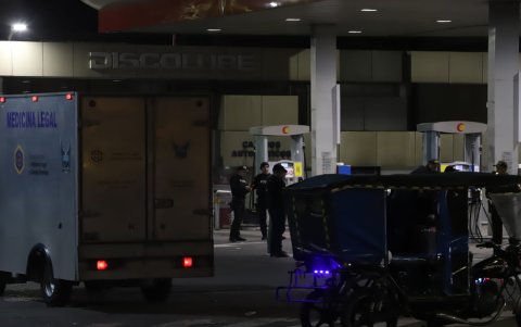 El hombre fue atacado a tiros mientras abastecía de gasolina su motocicleta en una gasolinera de Portete, Guayaquil.
