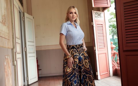 Con maxifaldas la prenda logra un estilismo más femenino.