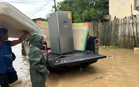 Las intensas lluvias dejan cientos de familias damnificadas e inundaciones en Esmeraldas.