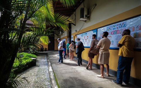 Personas hacen fila en un centro de votación en Río de Janeiro, Brasil, durante las elecciones presidenciales de este domingo 4 de octubre de 2026.