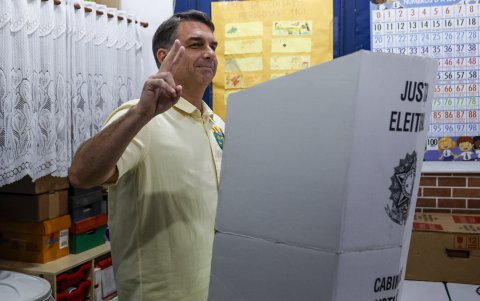 El candidato a la presidencia de Brasil, Flavio Bolsonaro, vota en una escuela de la zona norte de Río de Janeiro, este domingo 4 de octubre de 2026.