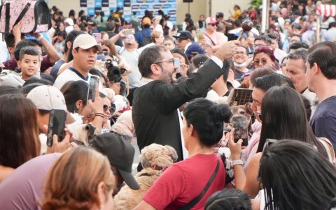 Familias guayaquileñas participaron junto a sus mascotas en la tradicional bendición realizada en la Plaza de los Teatros, en el centro de la ciudad.