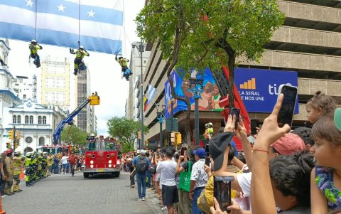 El grupo USAR del Benemérito Cuerpo de Bomberos de Guayaquil desplegó la bandera de Guayaquil utilizando vehículos escalera, cuerdas y nudos empleados habitualmente en sus maniobras de rescate.